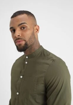 Pier One Muscle Fit Stand- Shirt - Oliv -Modern Fashion Shop 259eaf52e4d4427a96fee394df68933f