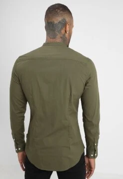 Pier One Muscle Fit Stand- Shirt - Oliv -Modern Fashion Shop 6203a98ce2074a57aa2427fe331f99cb