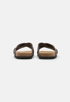 Pier One Unisex - Slippers - Brown 10 Pier One Unisex - Slippers - Brown -Modern Fashion Shop b64bd94841374f58a4a8e2cf13040258