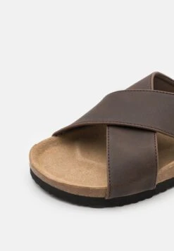 Pier One Unisex - Slippers - Brown 13 Pier One Unisex - Slippers - Brown -Modern Fashion Shop f9d3207b7541498e82deb0a381456400